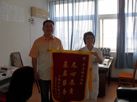 我廠翁總前往華亭鎮(zhèn)醫(yī)院送錦旗