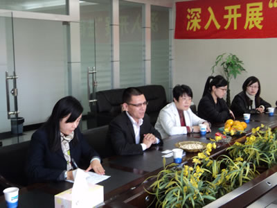 上海滬工閥門廠董事長楊猛向司法局
工商聯(lián)領(lǐng)導(dǎo)匯報(bào)企業(yè)當(dāng)前情況