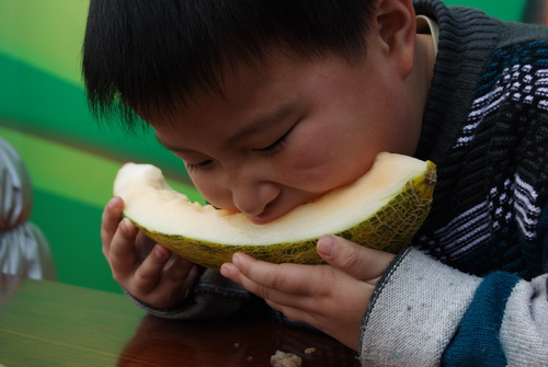 2011 年華亭鎮(zhèn)新春鬧元宵活動-吃哈密瓜比賽(圖五)