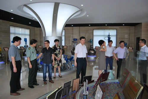 嘉定區(qū)領(lǐng)導(dǎo)在滬工董事長楊猛陪同下參觀滬工產(chǎn)品展示廳