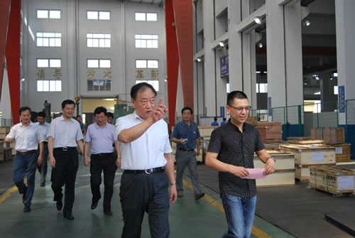嘉定區(qū)委副書記曹一丁在滬工董事長楊猛陪同下視察滬工新廠房