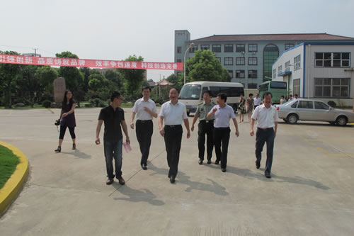 嘉定區(qū)委副書記曹一丁在滬工董事長楊猛陪同下視察滬工廠區(qū)