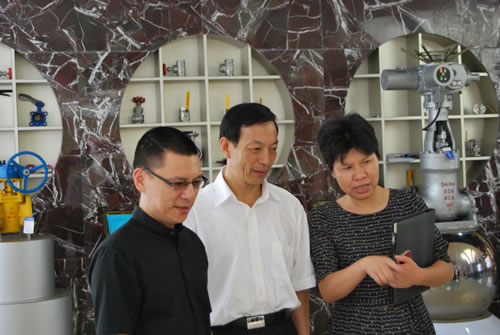 圖1 督查組領導肖書記參觀我公司產(chǎn)品展廳