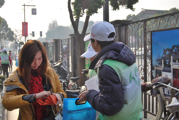 滬工志愿者在嘉定區博樂路開展“好心人幫好心人”募捐活動2