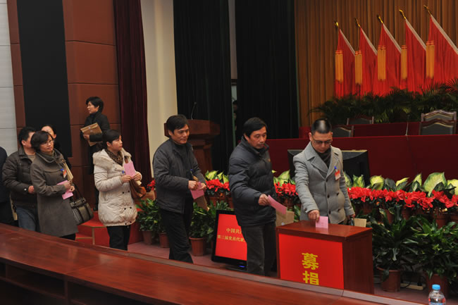 楊猛為藍(lán)天下至愛活動捐款