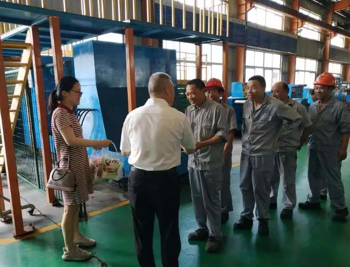 華亭鎮(zhèn)總工會前來上海滬工閥門廠慰問一線職工(圖1)