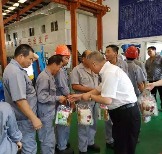 華亭鎮(zhèn)總工會前來上海滬工閥門廠慰問一線職工(圖2)