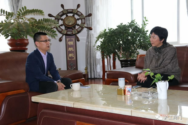 華亭鎮(zhèn)黨委書記何蓉在滬工閥門調(diào)研(圖1)