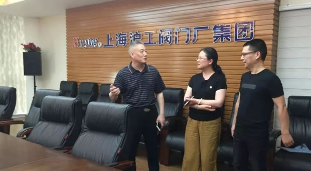 華亭鎮(zhèn)黨委副書記顧穎健、工會主席何柯文走訪慰問我司(圖2)