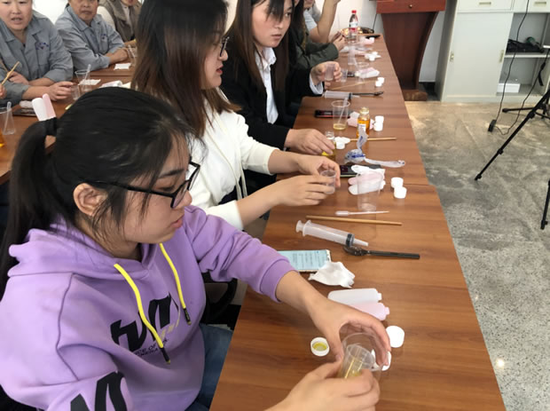 華亭鎮總工會活動進企項目之金秋十月護手霜DIY活動(圖3)