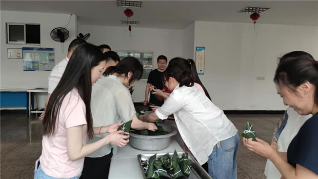 2021年上海滬工閥門廠端午節包粽子活動(圖9)