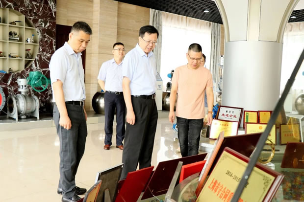 嘉定區(qū)政協(xié)主席沈華棣調(diào)研上海滬工閥門廠(圖1)